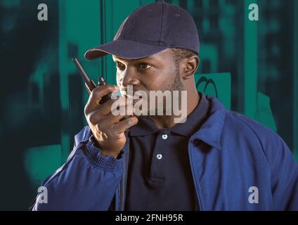 Composizione della protezione di sicurezza maschile utilizzando walkie talkie e telefono cuffia su sfondo verde Foto Stock