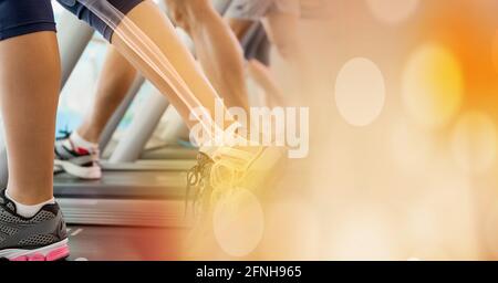 Composizione della gamba della donna con le ossa che mostrano l'esercizio sul tapis roulant con punti di luce Foto Stock