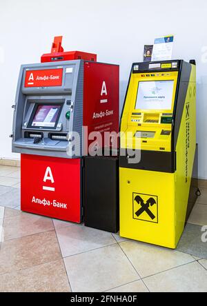 Samara, Russia - 15 maggio 2021: Gli ATM mashines di diverse banche si trovano in un centro commerciale Foto Stock