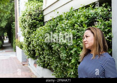 Una sola donna nel suo 40's fuori a Savannah, Georgia in primavera Foto Stock