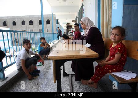 Rafah, Gaza. 17 maggio 2021. Le famiglie palestinesi si rifugiano in una scuola delle Nazioni Unite a Gaza dopo aver lasciato le loro case lunedì 17 maggio 2021. Israele continua a bombardare Gaza, infliggendo quasi 200 morti, tra cui più di 50 bambini, e ferendo più di mille persone. Foto di Ismael Mohamad/UPI. Credit: UPI/Alamy Live News Foto Stock