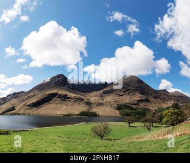 Buttermere con Red Pike e High Stile sullo sfondo, Lake District, Cumbria, Regno Unito. Foto Stock