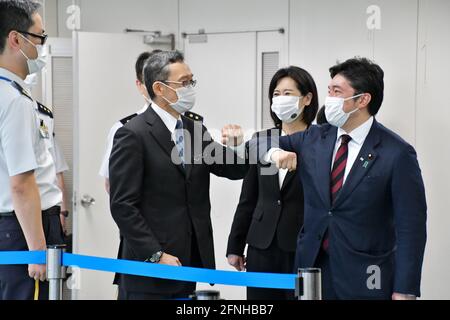 Tokyo, Giappone. 17 maggio 2021. Yasuhide Nakayama, ministro della Difesa del Giappone, ha incontrato i pugni con il comandante delle unità operative di Tokyo e il direttore dell'ospedale centrale delle forze di autodifesa, Koji Fukushima(L2) durante un lancio per i centri di vaccinazione su larga scala Covid-19 a Tokyo, Giappone, lunedì 17 maggio 2021. Questo centro aprirà il 24 maggio 2021. Le unità operative di Tokyo organizzano le forze terrestri, aeree e marittime di autodifesa (Esercito, Aeronautica e Marina militare) 240 ufficiale e 110 dipendenti medici privati su 350 membri. Foto di Keizo Mori/UPI Credit: UPI/Alamy Live News Foto Stock