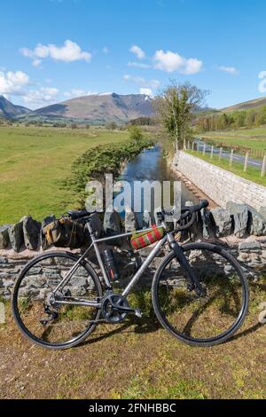 Bici di Ribble Cycles Titanium parcheggiata su un ponte a cavallo, St John's in the vale, Lake District, Cumbria, Regno Unito. Foto Stock