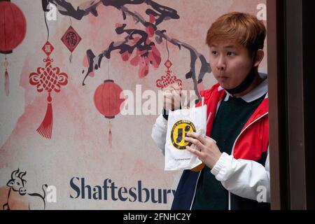 Londra, UK, 17 maggio 2021: Come restrizioni di blocco i londinesi visitano i musems e mangiano all'interno. Ma mentre il tempo è mite e asciutto la maggior parte preferisce rimanere all'aperto. Anna Watson/Alamy Live News Foto Stock