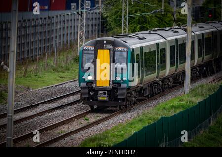 London North Western Railway Classe 350 - 350239 in direzione di Birmingham New Street, passando per DIRFT Foto Stock