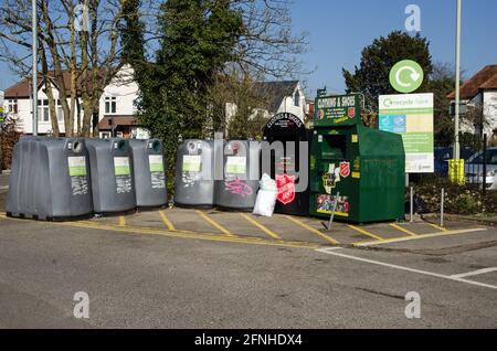 Wokingham, Regno Unito - 28 febbraio 2021: Grandi bidoni per il riciclaggio di piccoli oggetti come bottiglie, lattine e vestiti in un parcheggio nel centro di Wokingham, BE Foto Stock