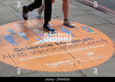 Londra, UK, 17 maggio 2021: Un centro di vaccinazione è aperto nel Museo della Scienza. Una delle decalcomanie di strada è stata defacciata da un anti-vaxxer per leggere 'non farlo!! Sperimentazione umana!!' Anna Watson/Alamy Live News Foto Stock