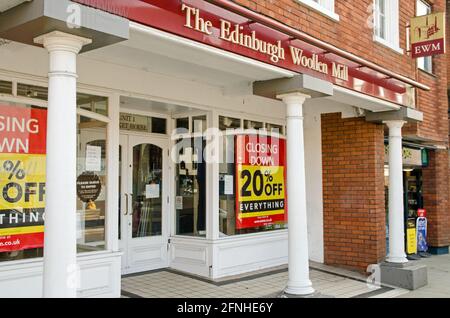 Wokingham, Regno Unito - 28 febbraio 2021: Chiusura della vendita presso la filiale di Wokingham del negozio di abbigliamento Edinburgh Woolen Mill. Il marchio è stato in financ Foto Stock