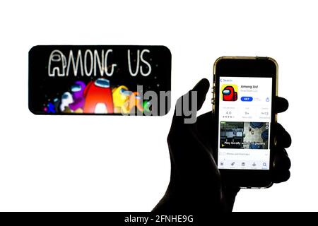 In questa illustrazione della foto, un'app "Among US" nell'App Store visualizzata sullo schermo di uno smartphone con un'app "Among US" su uno schermo in background. (Foto di Thiago Prudencio / SOPA Images/Sipa USA) Foto Stock