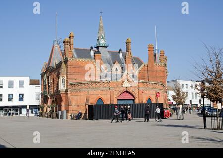 Wokingham, Regno Unito - 28 febbraio 2021: Gli uffici storici del consiglio comunale di Wokingham nel Berkshire. Gli uffici gotici vittoriani dominano la squa centrale Foto Stock