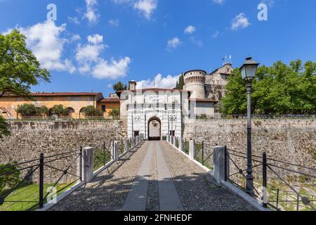 Ingresso principale al castello storico e al parco della città di Brescia. Lombardia, Italia Foto Stock