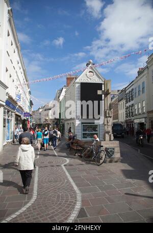 Incrocio tra King Strreet e Broad Street a St Helier Maglia Foto Stock