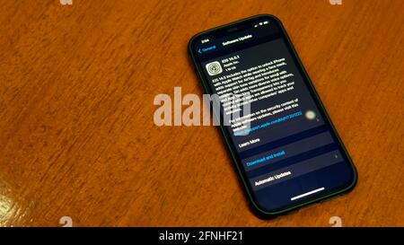 Rawang, Selangor, Malesia, 17 maggio 2021 - fuoco selettivo dell'aggiornamento di ios 14.5.1 su iphone 12 pro max Foto Stock