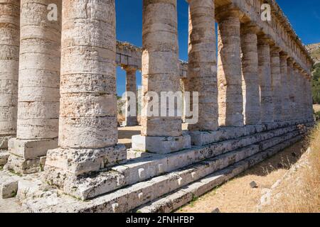 Calatafimi-Segesta, Trapani, Sicilia, Italia. Colonne di pietra stout che fanno parte del V secolo AC tempio dorico presso il sito archeologico di Segesta. Foto Stock