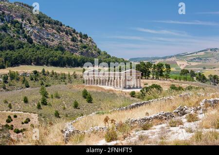 Calatafimi-Segesta, Trapani, Sicilia, Italia. V secolo a.C. tempio dorico in ambiente rurale ai piedi del Monte Bàrbaro, sito archeologico di Segesta. Foto Stock