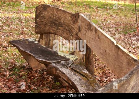 Panca di legno semplice lungo un sentiero escursionistico in Virginia, Stati Uniti Foto Stock