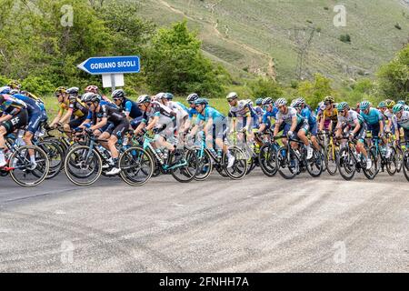 Palcoscenico di montagna in Abruzzo del giro d'Italia. Gruppo di ciclisti in gara. Abruzzo, italia, europa Foto Stock