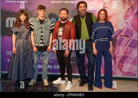 Roma, Italia. 17 maggio 2021. Il cast partecipa alla fotocellula del film Morrison nei giardini di Piazza Cavour di fronte alla fontana del tribunale di Roma. Credit: SOPA Images Limited/Alamy Live News Foto Stock