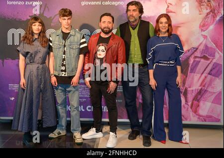 Roma, Italia. 17 maggio 2021. Il cast partecipa alla fotocellula del film Morrison nei giardini di Piazza Cavour di fronte alla fontana del tribunale di Roma. Credit: SOPA Images Limited/Alamy Live News Foto Stock