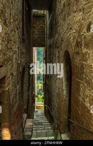 Caratteristici vicoli dell'antico borgo etrusco di Pitigliano. Pigliano, provincia di Grosseto, Toscana, Italia, Europa Foto Stock