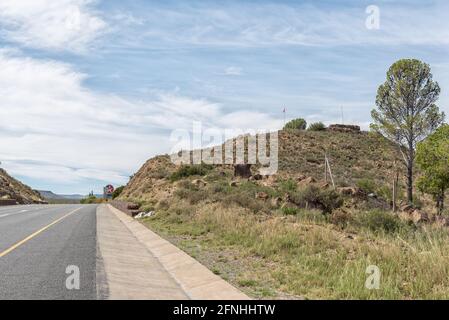 Un forte britannico è visibile su Flag Hill, chiamato anche Vegkop, accanto alla strada N1 a Richmond, nel nord del Capo Karoo. È visibile un flag Foto Stock