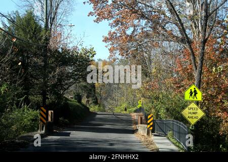 Piccola strada in un quartiere a Lexington, VA, Stati Uniti. Avvertenza - zona scuola, cartello di passaggio. Foto Stock