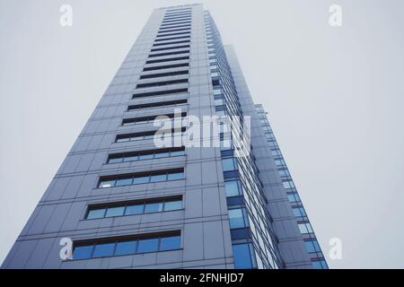 La prospettiva e la soletta vista angolare di sfondo a trama di vetro moderno edificio blu grattacieli