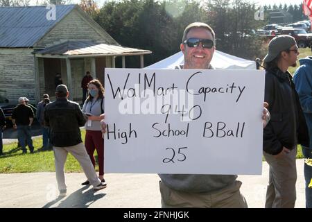 Dicembre 2020, Virginia, Stati Uniti. Uomo con un segno durante una protesta contro il blocco e le restrizioni governative durante la pandemia COVID-19. Foto Stock