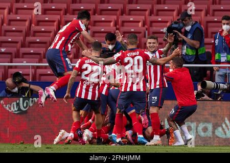 I giocatori dell'Atletico de Madrid festeggiano dopo aver segnato un gol durante la partita la Liga del round 36 tra l'Atletico Madrid e CA Osasuna allo stadio Wanda Metropolitano.gli stadi sportivi in Spagna rimangono soggetti a rigorose restrizioni a causa del Coronavirus Pandemic, in quanto le leggi governative sulla distanza sociale vietano i tifosi all'interno dei luoghi che ne risultano giochi che vengono giocati dietro porte chiuse. Punteggio finale; Atletico Madrid 2:1 CA Osasuna. (Foto di Manu Reino / SOPA Images/Sipa USA) Foto Stock