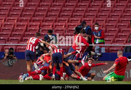 I giocatori dell'Atletico de Madrid festeggiano dopo aver segnato un gol durante la partita la Liga del round 36 tra l'Atletico Madrid e CA Osasuna allo stadio Wanda Metropolitano.gli stadi sportivi in Spagna rimangono soggetti a rigorose restrizioni a causa del Coronavirus Pandemic, in quanto le leggi governative sulla distanza sociale vietano i tifosi all'interno dei luoghi che ne risultano giochi che vengono giocati dietro porte chiuse. Punteggio finale; Atletico Madrid 2:1 CA Osasuna. (Foto di Manu Reino / SOPA Images/Sipa USA) Foto Stock