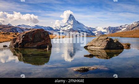Famoso picco alpino Cervino riflesso in uno stagno nel Alpi svizzere Foto Stock