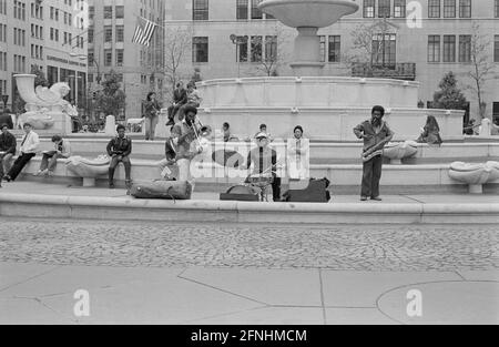 New York City Photo Essay, 30 aprile 1981 - artisti di strada di fronte alla Pulitzer Fountain, Grand Army Square, Manhattan. Foto Stock