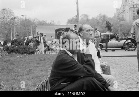 New York City Photo Essay, 30 aprile 1981 - New York che conversano su una panchina. Central Park sullo sfondo. Foto Stock