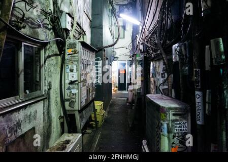 Tokyo, Giappone - Gennaio 12, strada vicolo stretta Golden Gai con ristoranti izakaya di notte e cartelli a Shinjuku, Tokyo, Giappone. Foto Stock