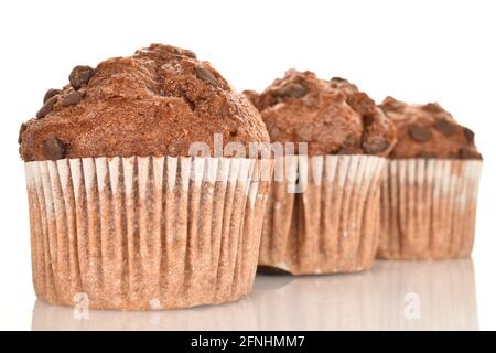 Tre deliziosi muffin al cioccolato, primo piano, su sfondo bianco. Foto Stock