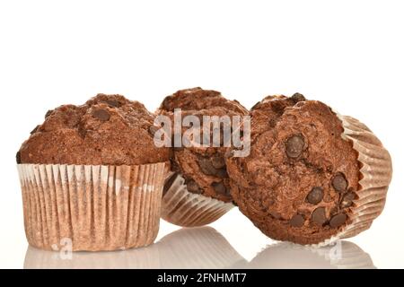 Tre deliziosi muffin al cioccolato, primo piano, su sfondo bianco. Foto Stock