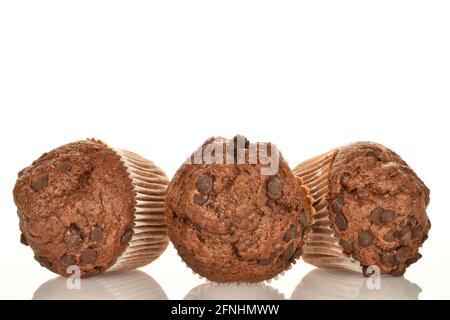 Tre deliziosi muffin al cioccolato, primo piano, su sfondo bianco. Foto Stock