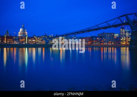 Lunga esposizione, City of London, Millennium Bridge e St Paul's Cathedral in serata Foto Stock