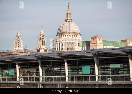 Nuovo e vecchio concetto, Blackfriars Railway Bridge e St Paul's Cathedral a Londra, Regno Unito Foto Stock