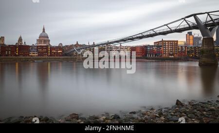 Lunga esposizione, City of London, Millennium Bridge e St Paul's Cathedral Foto Stock