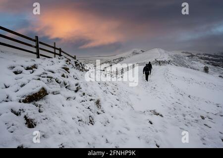 Camminatori in inverno sulla Great Ridge camminando verso Losehill da MAM Tor, Derbyshire Foto Stock