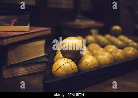 Palle da biliardo su un tavolo da biliardo con libri Foto Stock