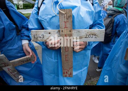 Rennes, Francia. 17 maggio 2021. Dimostrazione di 150 anestesisti infermieri bretoni dall'ospedale universitario di Rennes verso i locali dell'Agenzia sanitaria regionale. Chiedono un reale riconoscimento del loro status e delle loro competenze e per ottenere lo status di ausiliario medico nella pratica avanzata. Rennes, Francia il 17 maggio 2021. Foto di Vincent Feuray/ABACAPRESS.COM Credit: Abaca Press/Alamy Live News Foto Stock