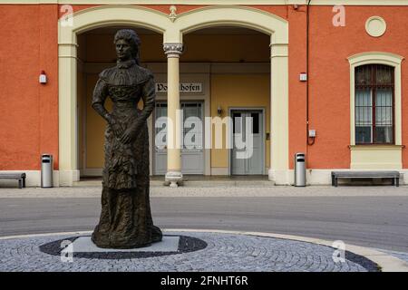 Una statua in bronzo dell'imperatrice Elisabetta ( Sisi ) di Austria-Ungheria occupa la piazza di fronte al museo. È un'opera di Jozek Nowak, realizzata in bronzo. Foto Stock