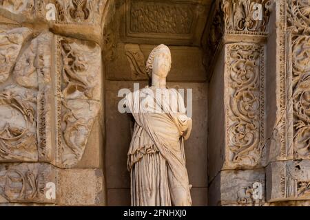 Vista di una statua di donna presso la Biblioteca di Celso Presso la famosa antica città greca chiamata 'Efeso' sulla costa Di Ionia situato a sud-ovest di Selcuk in IZM Foto Stock