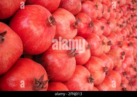 Gruppo di melograni closeup, il fuoco selettivo. Foto Stock