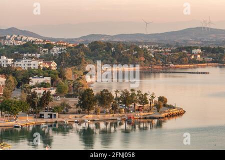 Vista sul lungomare di Datca all'alba, Turchia Foto Stock