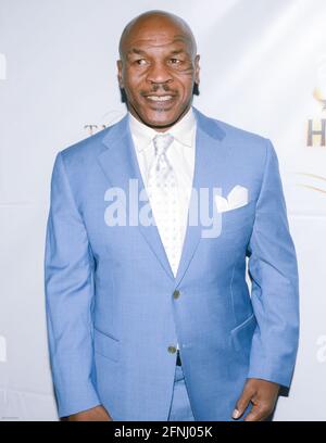 25 ottobre 2016, Hollywood, California, USA: Mike Tyson partecipa al Hollywood Walk of Fame Honours. (Immagine di credito: © Billy Bendight/ZUMA Wire) Foto Stock