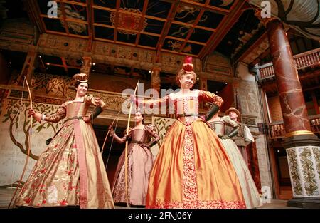 l-r: Gemma Arterton (Rosaline), Cush Jumbo (Maria), Michelle Terry (Principessa di Francia), Andrew Vincent (Dull) in LOVE'S LABOR'S LOST by Shakespeare al Globe di Shakespeare, Londra SE1 11/07/2007 design: Jonathan Fensom Fights: Renny Krupinsky Drochography: Sian Williams Dromoole: Dominic Foto Stock